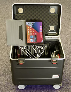 Rollkoffer mit 9 iPads für die Schüler und einem für die Lehrkraft