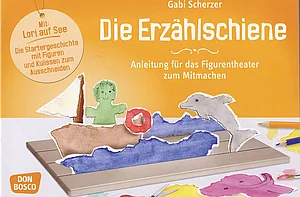 Spielschiene des Erzähltheaters mit eingesteckten Figuren wie Männchen, Wellen, Delfin, Boot