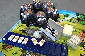 Klassensatz mit 6 BlueBot-Robotern, Programmierleiste und Programmkärtchen und Bodenmatte
