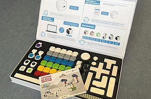 geöffnete Box mit Cubroid Coding Blocks