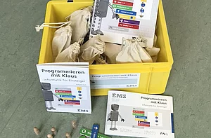 Box mit Befehlskarten, Aufgabenhefte, Spielfiguren, Begleitheften 